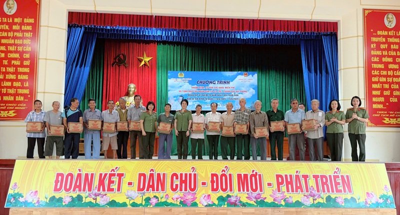 Bệnh viện CATP khám chữa bệnh, phát thuốc miễn phí cho gia đình chính sách xã Gia Lộc